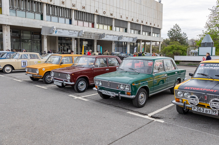 Среди участников, традиционно, были не только иностранные автомобили, но и экипажи на отечественных «Волгах», «Москвичах», «Запорожцах» и «Жигулях».