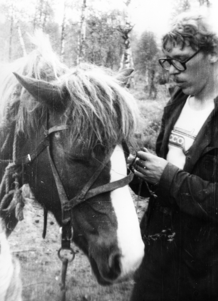 Саня запрягает Ласку. Согласитесь - красивая же лошадь!