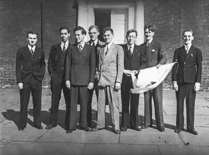 Фэндом образца 1936 года. Второй слева Дон Уоллхейм, четвёртый – Фред Пол, ещё не растерявший шевелюры, шестой (с флагом) – Билл Сикора, который через пару лет выживет своих дружков Дона и Фреда из QSFL