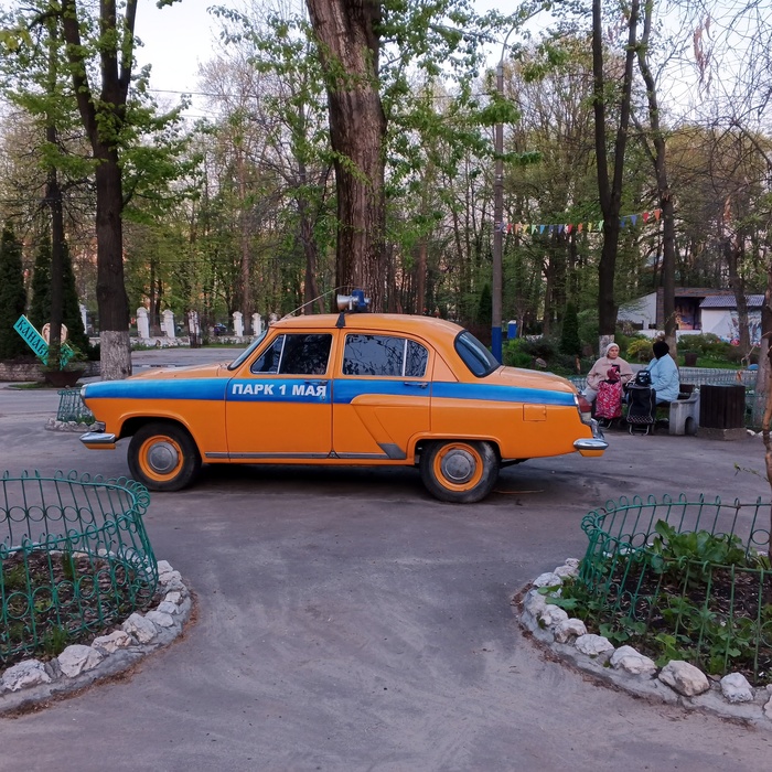 Машинка уже была, но без экспонатов на втором плане