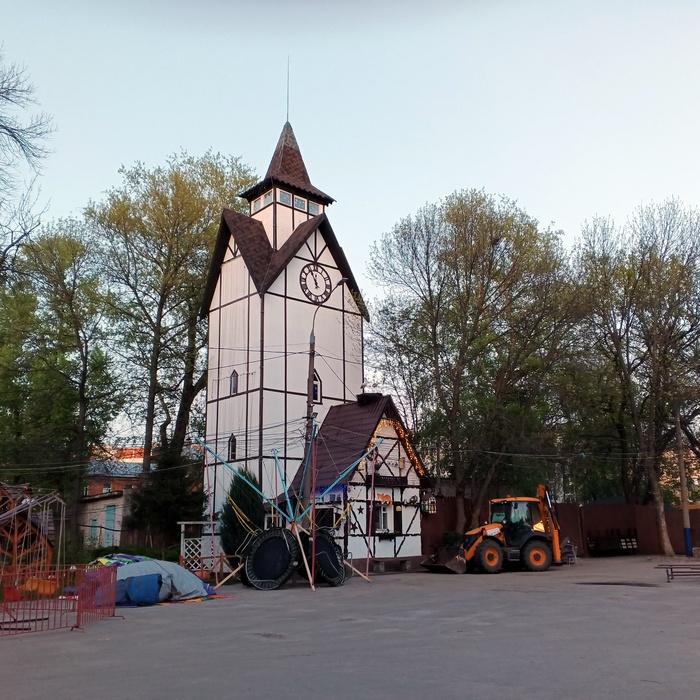 Какбэ ратуша. Перед ней - "городская площадь" с блэкджеком и шлю... Короче, вы поняли