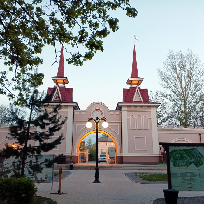 Недалеко открылись новые парковые ворота. Ведут к метро и райадминистрации