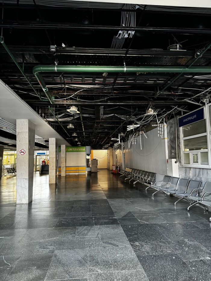 Там в дали есть люди ( работники аэропорта)