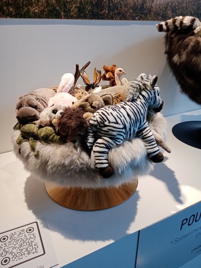 Пуфик. Из оперы: "Ничего не понятно, но очень интересно". Несмотря на торчащие из него рога, производитель заявляет что мягко.