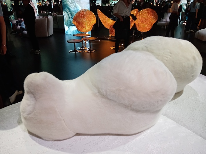 А это оказывается спинка для дивана мебельной фабрики EDRA в форме большой белой волосатой какашки, в которой высокие натуры должны распознать белого медведя.