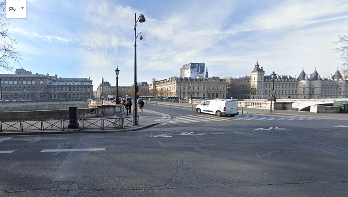 Пересечение бывшей набережной Вязов с мостом Богоматери (Нотр-Дам) - 8 Quai de Gesvres, вид на остров Сите: справа видны башни Дворца Правосудия, а слева за зданием - башни Собора Парижской Богоматери