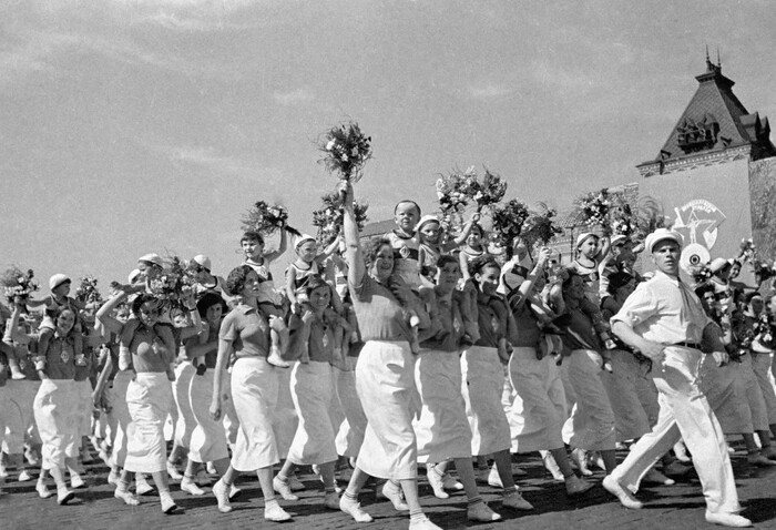 1 мая 1936 года. В моду входит все белое и парады физкультурников