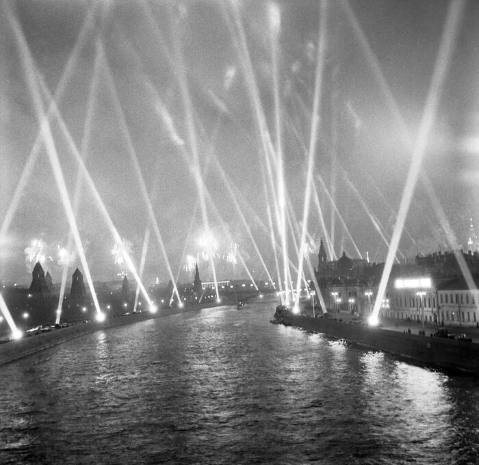 Вечерний салют - такой же обязательный атрибут праздника, как и демонстрация трудящихся. 1950-е