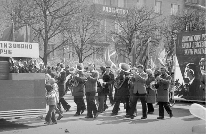 В праздничных колоннах многих предприятий были духовые оркестры. Иркутск