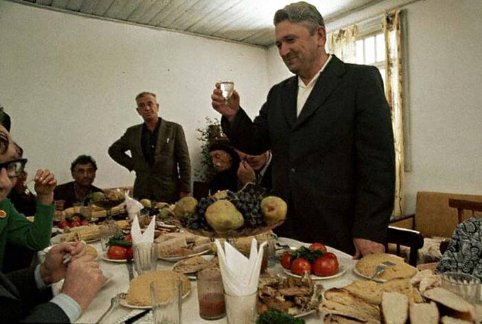 С первым мая, товарищи! Праздничный стол где-то в Абхазии, 1974