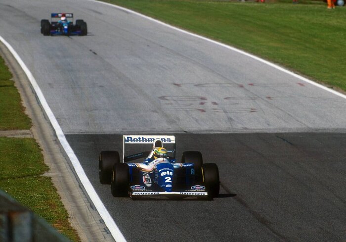 Одна из последних фото совместных Айртона Сенны и Роланда Ратценбергера на трассе