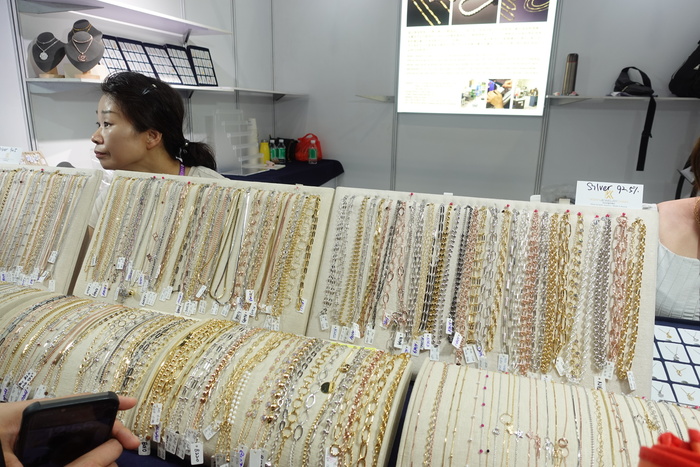 Были даже украшения из серебра из Ю Кореи.