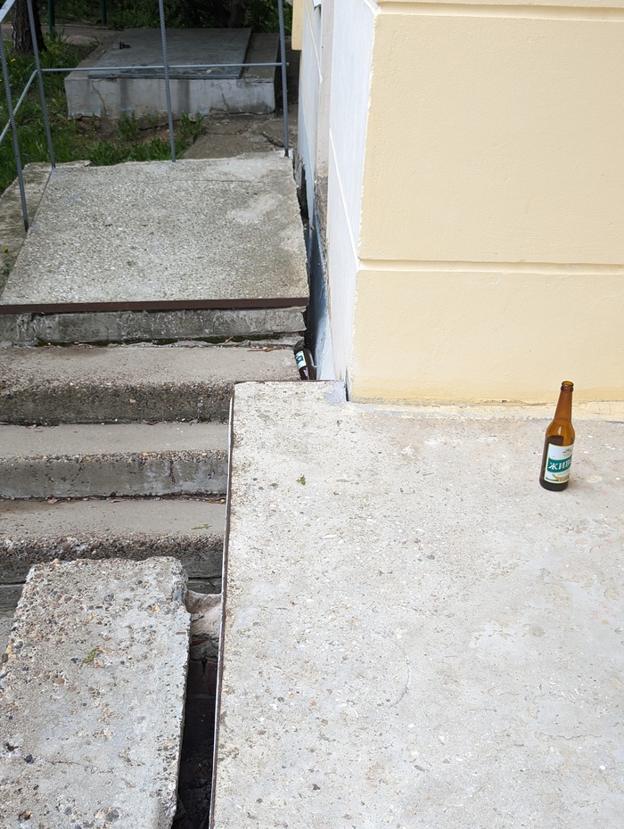 Так выглядят почти все крылечки у дома. Они "уезжают"