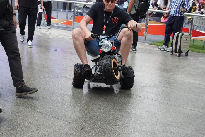 Чел тестирует детский мотоцикл на пределах.