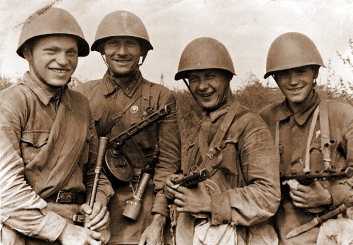 Советские солдаты в касках СШ-39 и СШ-40.