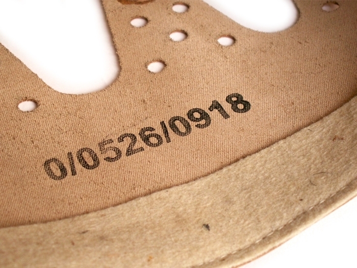 Полоска сукна на коже подшлемника