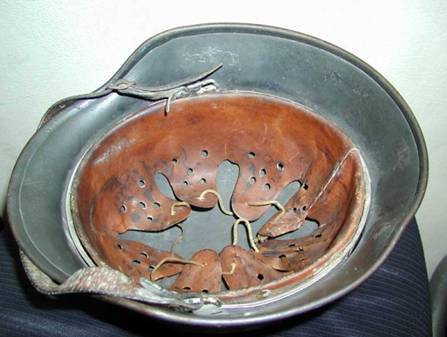 Закраина шлемов М35 и М40 выглядела так – пока не появился М42