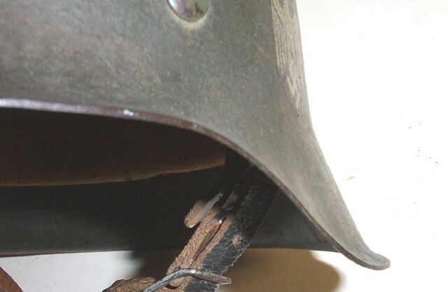 Закраина стального шлема М42, оставшаяся без завальцовки