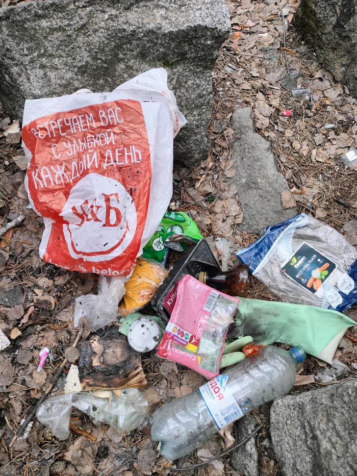 В какую бы пердь вы не приехали там будет эта красно-белая залупа.