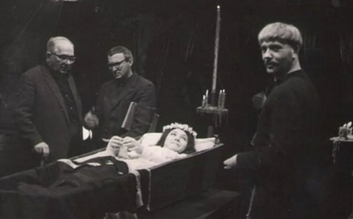 В том гробу твоя невеста...