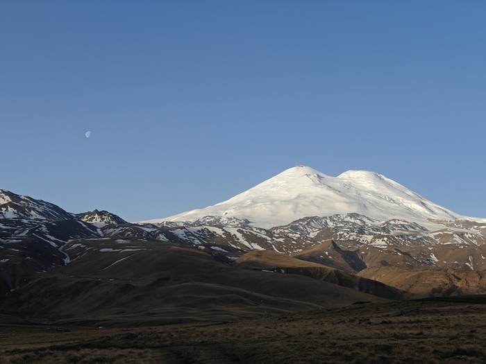 Луна рядом с Эльбрусом на рассвете