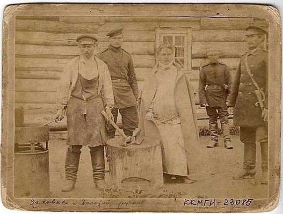 "Заковка в ручные кандалы знаменитой Соньки Золотой Ручки",фотограф Иннокентий Игнатьевич Павловский