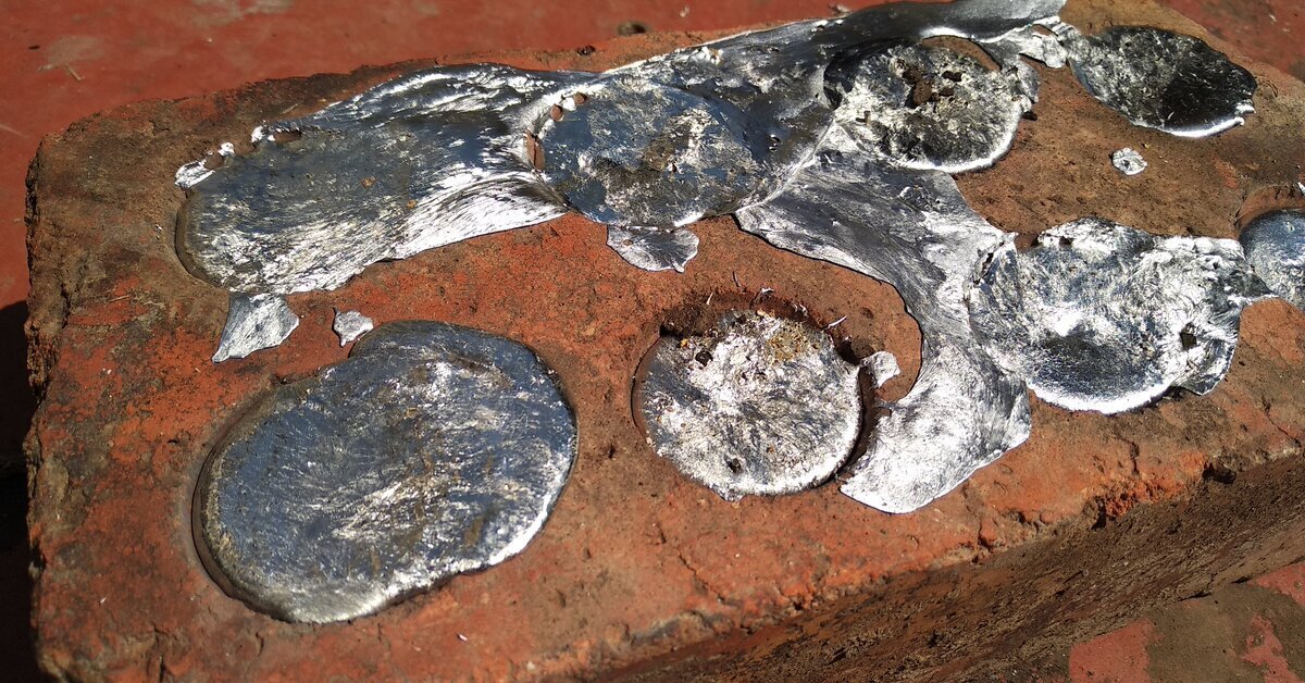 Главное найти старый аккумулятор. Далее нет придела творчеству | Пикабу