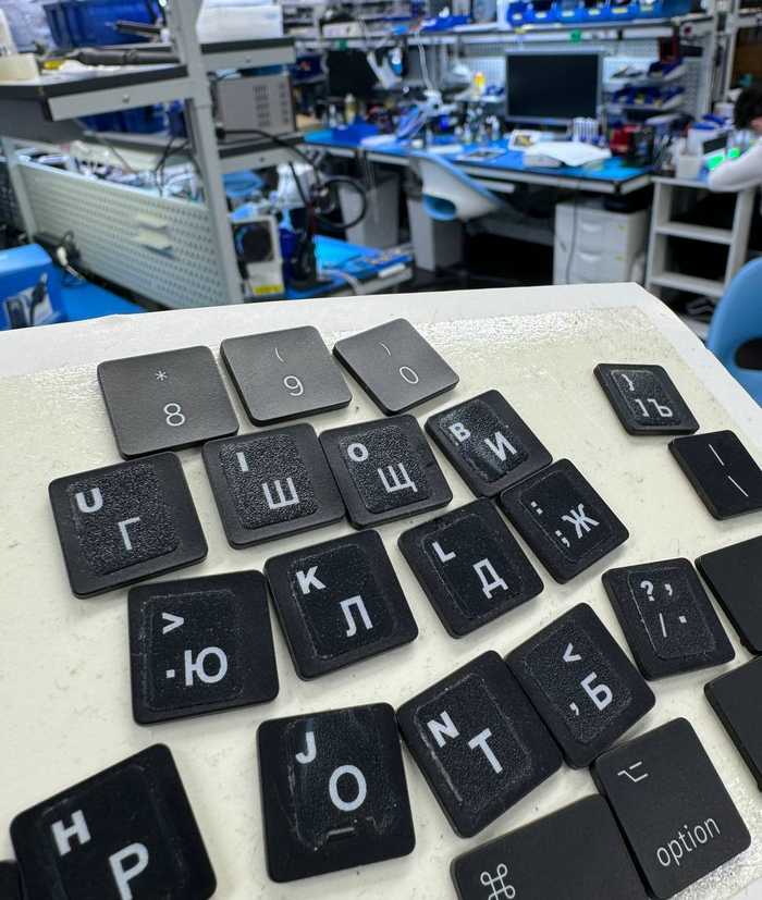 Так выглядят стикеры. Клиент решил их заменить у нас на новые колпачки с RU раскладкой