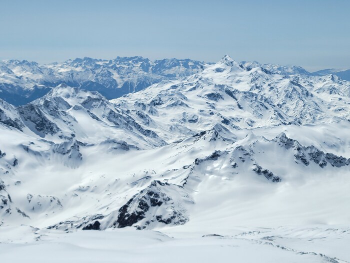 На солнце блестит тающий снег