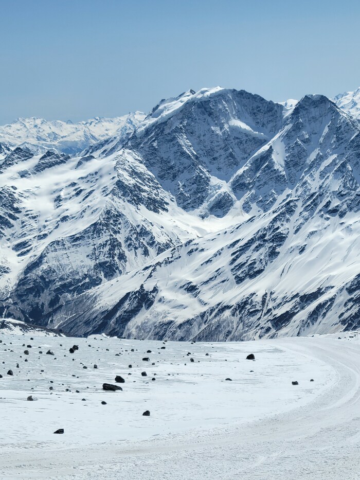 Вид с высоты 4600. С 4200 отличная укатанная трасса.