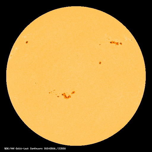 В широком спектре - пятна выглядят намного внушительнее, но красот на поверхности - сильно меньше.
