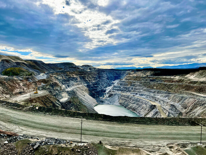 А далее открылся прекрасный вид на глубокий карьер.