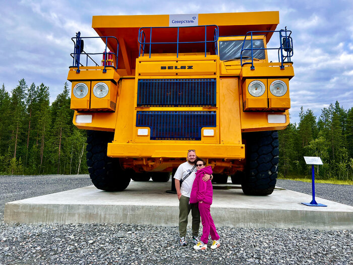 БелАЗ-7531 – карьерный самосвал с максимальной грузоподъемностью 240 тонн. Запас топлива такой махины аж 2900 литров, а расход 198 литров на 100км. Прожорливый товарищ.