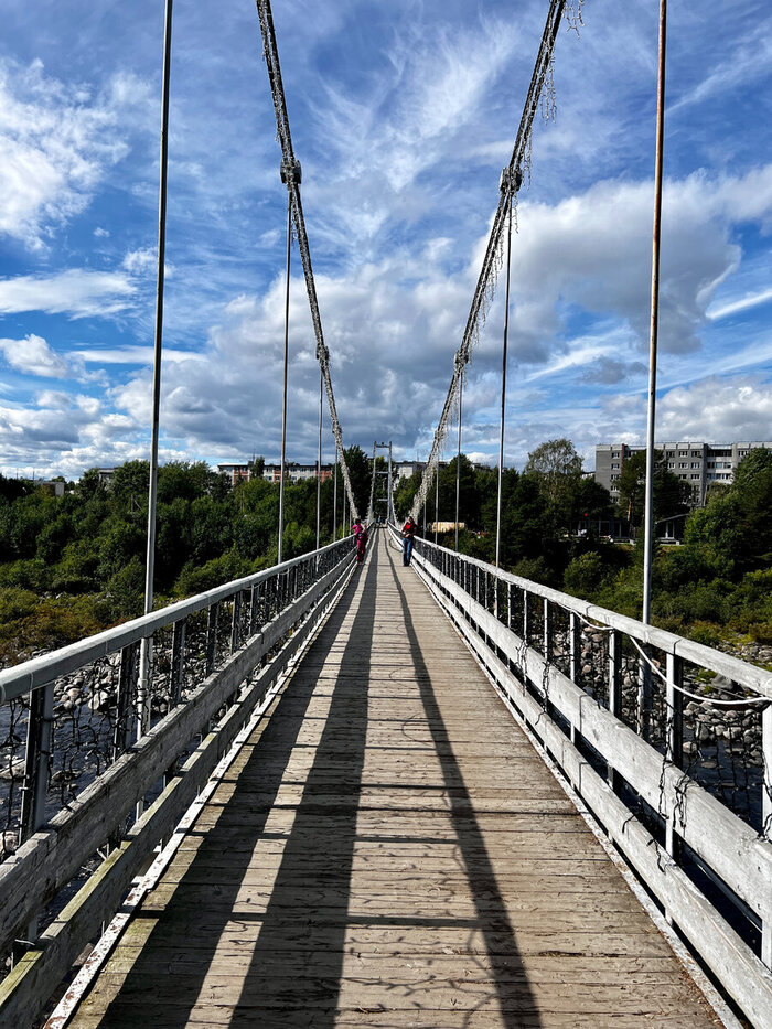 Подвесной мост, украшенный гирляндами, и по вечерам тут очень уютно.
