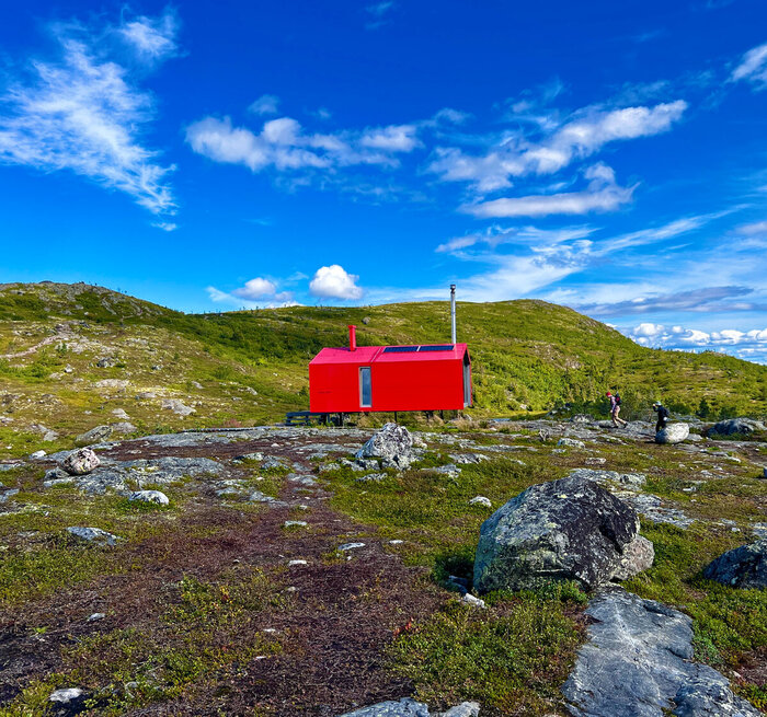Какое было удивление, увидеть на самой вершине гостевой домик, который снимает семья с ребенком. Они имеют все удобства и умопомрачительный вид на белое море.