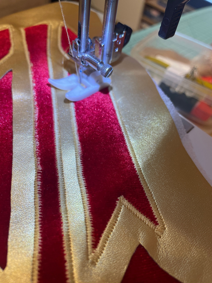 В процессе вышивки-пришивания