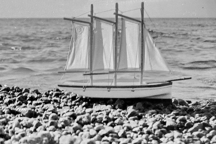 На берегу Финского залива, Зеленогорск 27.08.1961 Старое фото, Фотография, Зеленогорск, Финский залив, Масштабная модель, Парусник, 60-е, Длиннопост