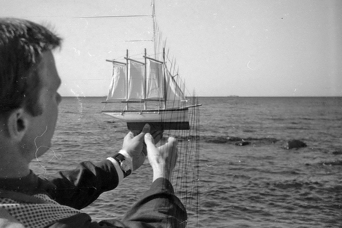 На берегу Финского залива, Зеленогорск 27.08.1961 Старое фото, Фотография, Зеленогорск, Финский залив, Масштабная модель, Парусник, 60-е, Длиннопост