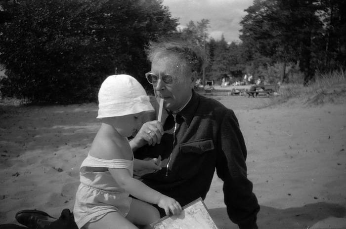 На берегу Финского залива, Зеленогорск 27.08.1961 Старое фото, Фотография, Зеленогорск, Финский залив, Масштабная модель, Парусник, 60-е, Длиннопост