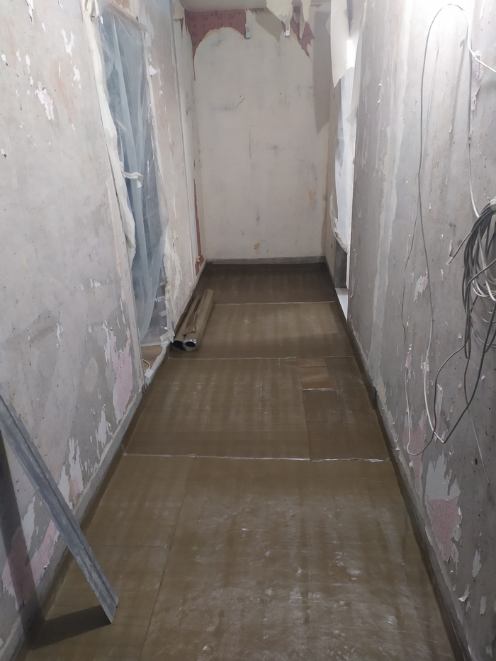 В коридоре то же самое стяжка ))