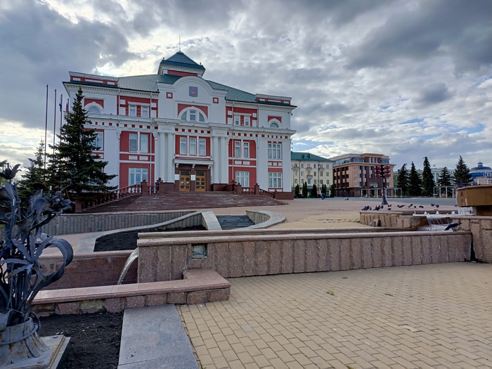 В зданиях, кстати, разместились какие-то государственные органы