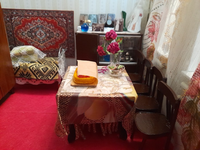 Стол, который раздвигался почти каждые выходные, потому что гости. Иногда гостей было очень много, поэтому приносили маленький из кухни.