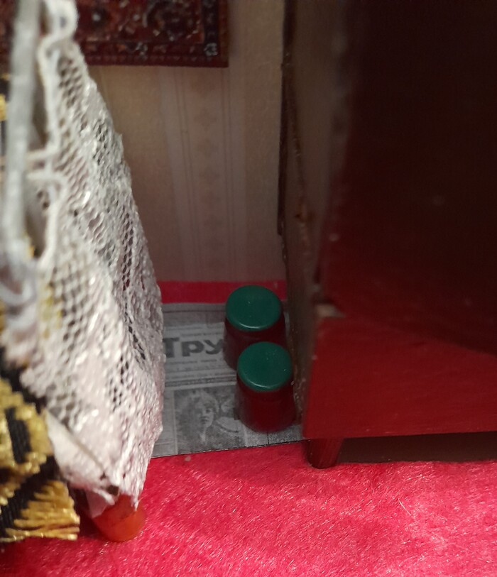 Банки с вареньем на газете, а то мало ли что!..