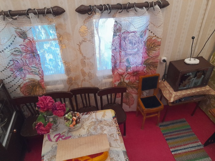 Шторы из остатков той же ткани, что и были.