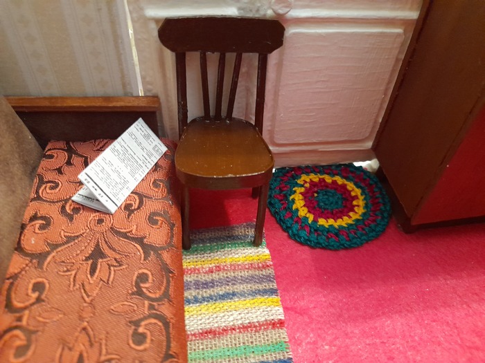 Любимый стул деды. И коврик из тряпочек.