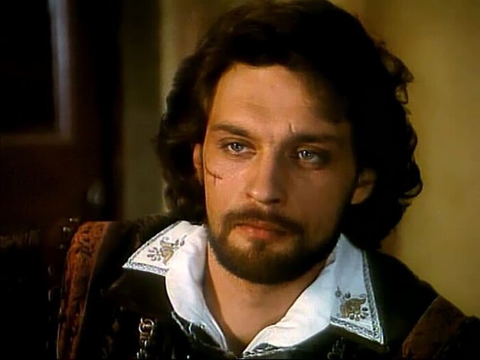 Александр Домогаров в роли де Бюсси.