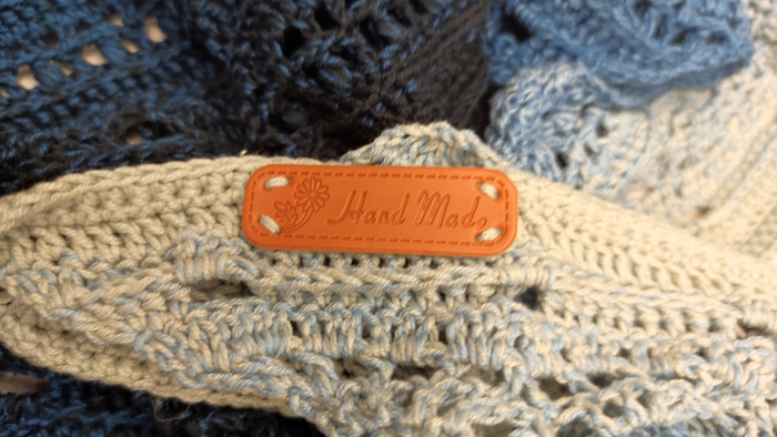 Так же на каждую шаль я пришиваю нашивку Handmade (извиняюсь за каламбур)