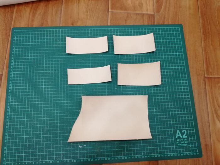 Вырезал основу 14 * 20 см. и "карманы"