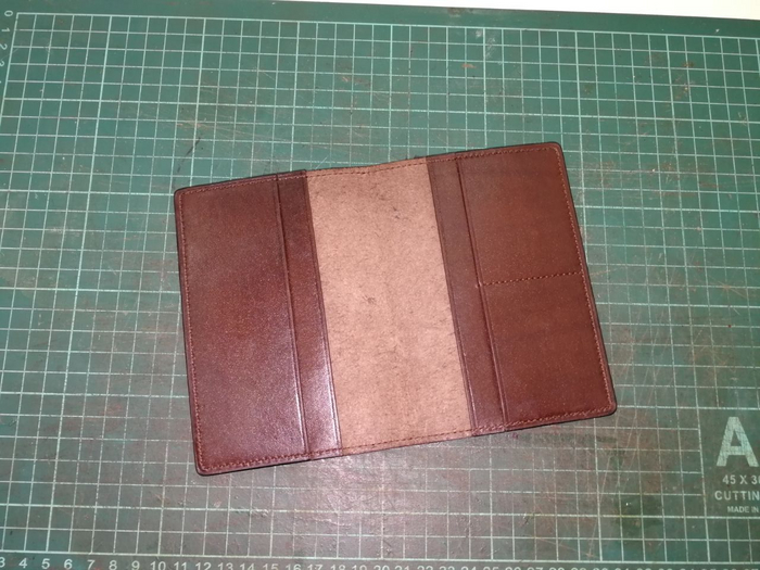 После того как край уже практически готового изделия обработан, прошиваю обложку по периметру. Шью седельным швом, двумя иголками.