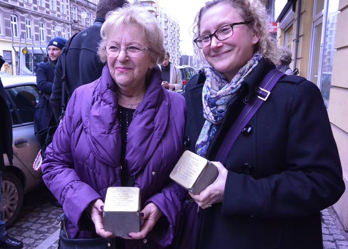Зилла Курш и ее дочь Даниэль держат мемориальные камни в память о членах их семьи, погибших во время Холокоста